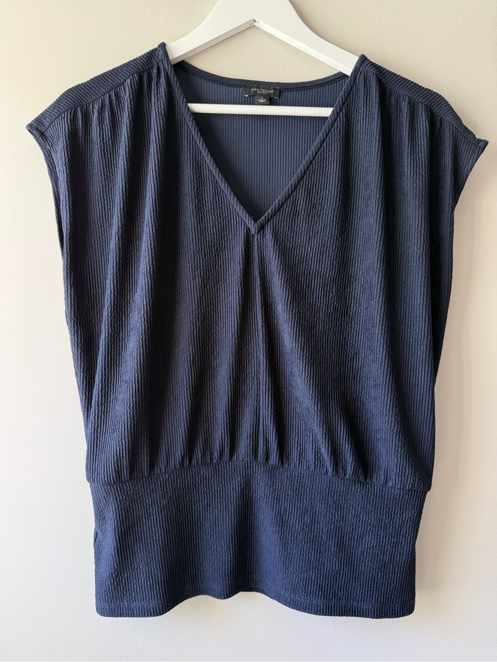 Ann Taylor Navy Textured V Neck Banded Hem Blouse Top Size M